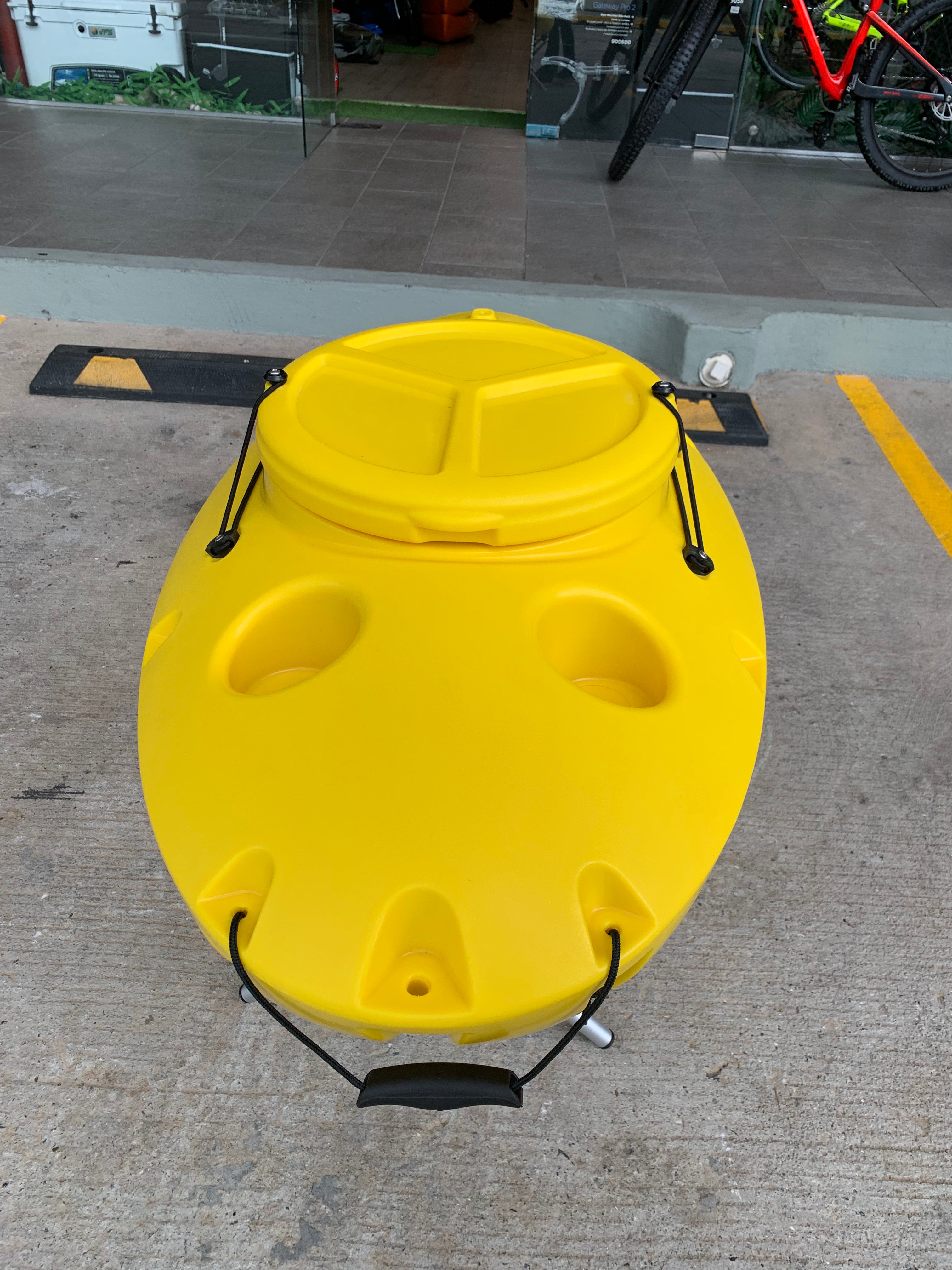 Cooler flotador y almacenaje para kayak